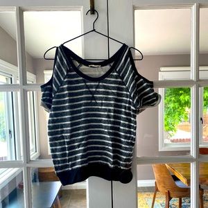 ALTERNATIVE APPAREL top. size small. sweatshirt material. cold shoulder.